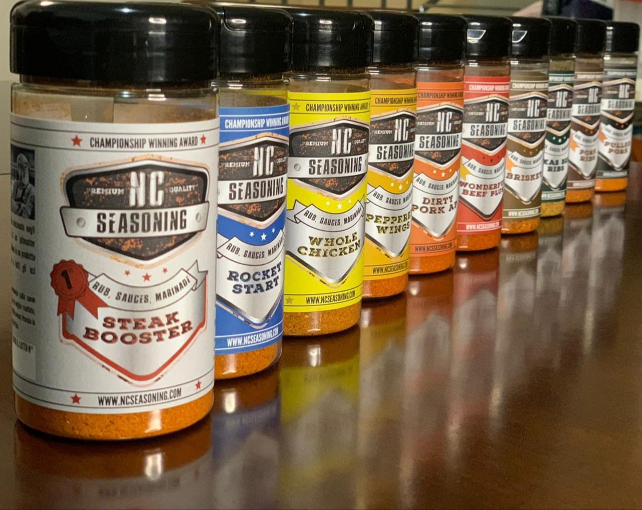 Barattoli di rub NC Seasoning: Steak Booster, Rocket Start, Whole Chicken e altre miscele